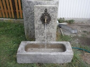 stará kamenná kašna s tekoucí vodou koryto kaménka