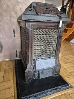 Kachlová kamna s litinovým tělem a keramickým obkladem.