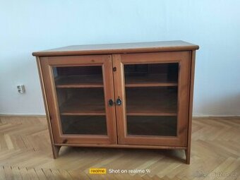 Prosklená skříňka Ikea Leksvik