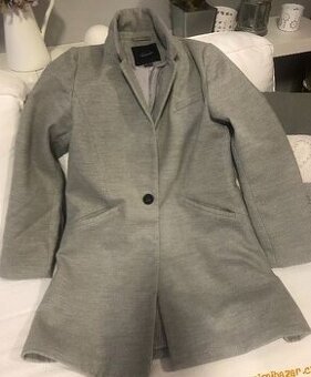 Nádherný světle šedý dámský kabát vel. 38
