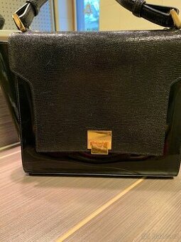 Černá lakovaná kůže