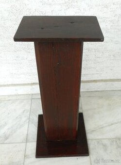 dřevěný stolek pod kytky