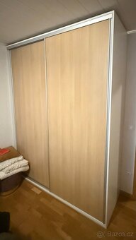 Vestavné šatní skříně