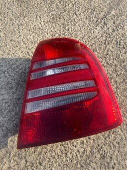 Pravé zadní světlo Škoda Superb 1
