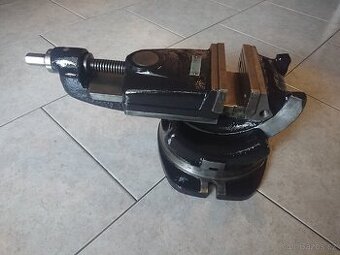 Strojní svěrák výklopný - otočný