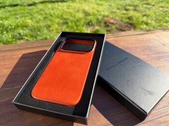 Kožené pouzdro Ryan London Saddle Brown pro iPhone 17 Pro