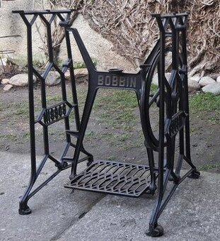 kovový stojan šicího stroje