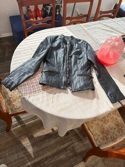 Kožená bunda vel. S ,zachovalá, Praha 6.