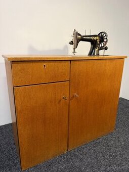 Komoda + vestavný šicí stroj Royal
