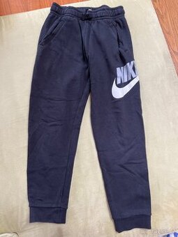 Černé tepláky NIKE