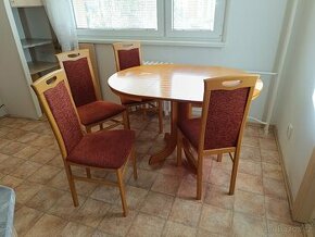 čtyři židle a stůl