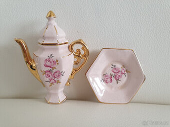 Růžový porcelán růže konvička a talířek Karlovy Vary Alacer