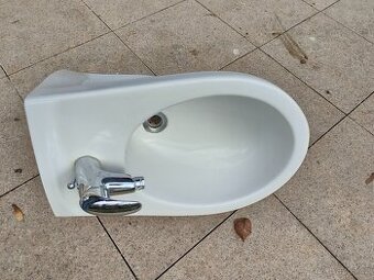 Keramický bidet JIKA