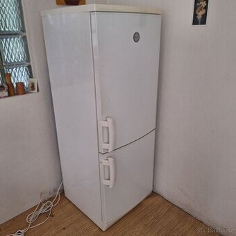 Electrolux A+ lednice 2-dvéřová dole velký mrazák