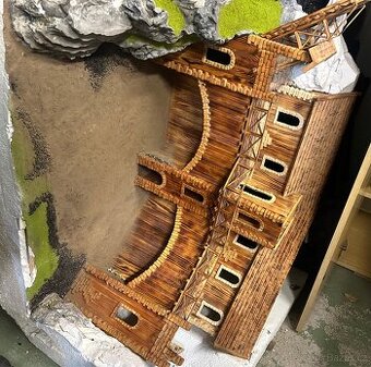 Ručně vyráběné diorama – pevnost ve skále