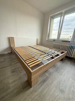 Manželská postel s rošty