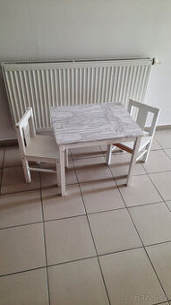 IKEA KRITTER Dětský set stolek + 2 židličky