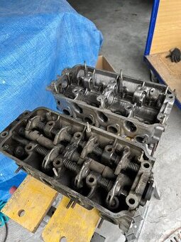 Dvě hlavy motoru BMW M10 E10 1602 1802