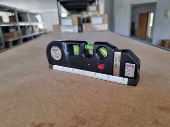 Na prodej nová, multifunkční vodováha s laserem a metrem