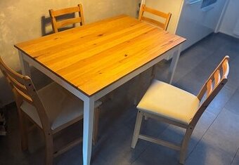 Dřevěný stůl a 4 židle