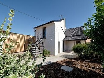 Prodej, nový penzion se třemi byty, obec Zaječ