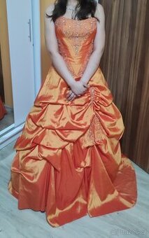 Plesové nebo maturitní šaty