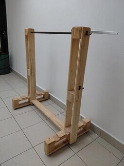 Paletový věšák na oblečení