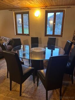 Skleněný jídelní stůl