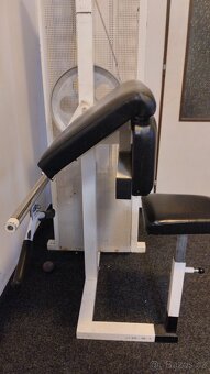 Scottova lavice, posilovací stroj
