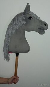 Larden Hobby Horse Grace s černou ohlávkou vel. M