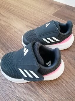 Dívčí boty Adidas.