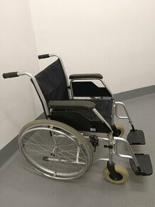 Mechanický invalidní vozík.