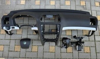 Škoda Octavia 2 palubni deska airbag pásy.