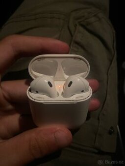 Airpods 1, Airpody 1. Generace
