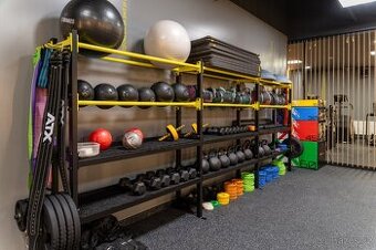 Regály na fitness vybavení - stojany, držáky