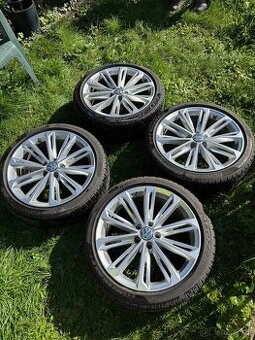 Alu kolaVolkswagen 5x112 R19 8J ET44, zimní pneu 235/40