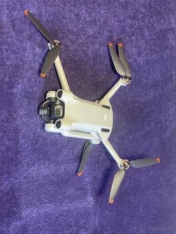 DJI Mini 3 Pro – tělo s krabicí, poškozené rameno
