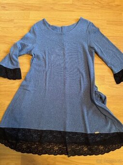 Modré šaty s krajkou