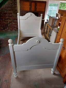 Stará starožitná postel