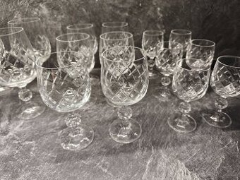Sada elegantních broušených křištálových sklenic
