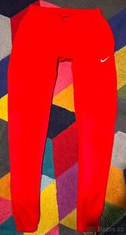 NIKE  PÁNSKÉ SILNÉ SLIM ZATEPLENÉ RED KRÁSNÉ TEPLÁKY