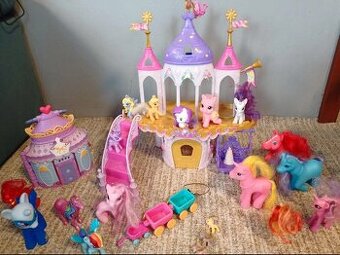 Domek pro poníky Hasbro + poníci 17 kusu