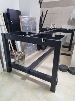 Nabízím k prodeji udržovaný a velmi prostorný kuchyňský stůl