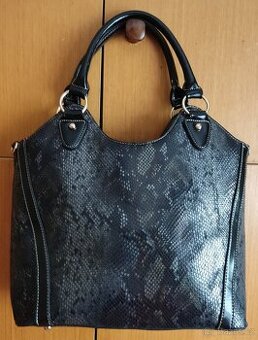 Černá lakovaná kabelka