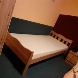 Masivní borovicová postel