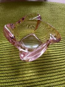 Svícen na čajovou svíčku.