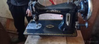 šicí stroj se skřínkou