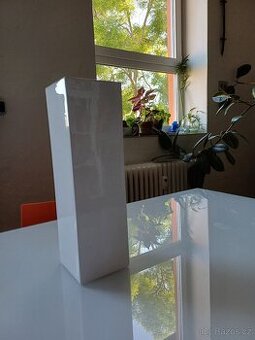 BÍLÁ HRANATÁ KERAMICKÁ VÁZA