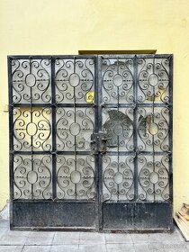 Starožitné kované dveře