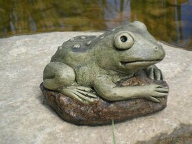 Zahradní dekorace - žába č.1, žabička, žabka, umělý kámen